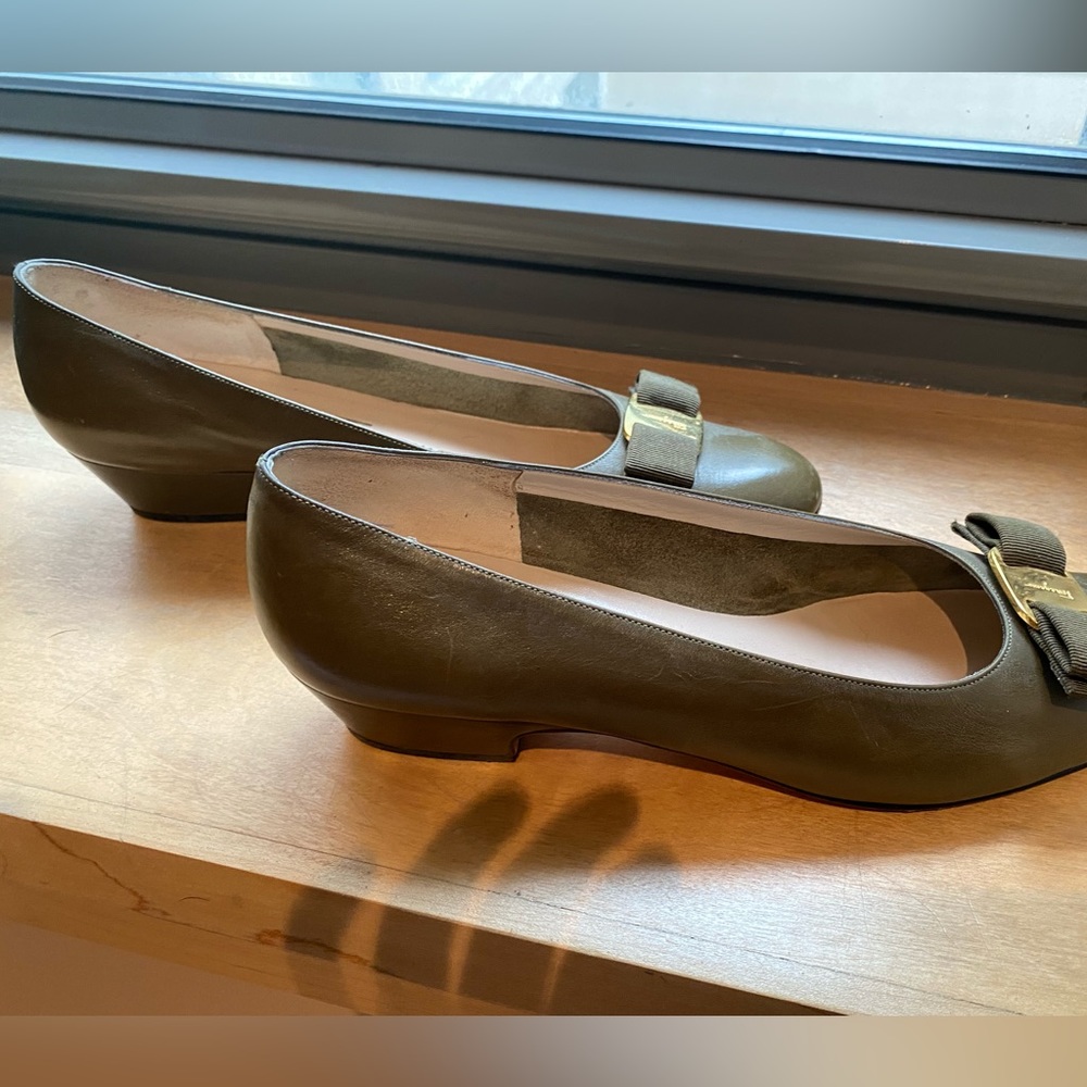 Vintage Salvatore Ferragamo olive ballet flats size 10